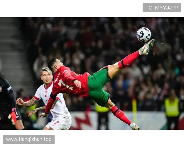 你以为他高冷？C罗其实是这样的邻家男孩